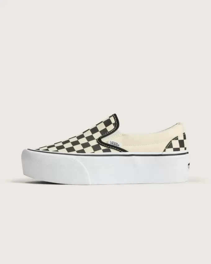 Klassischer Slip-On-Plateauschuh mit Schachbrettmuster Klassischer Slip-On-Plateauschuh mit Schachbrettmuster