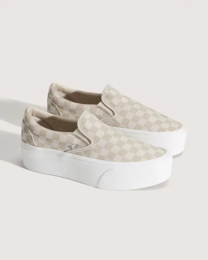 Klassischer Slip-On-Plateauschuh mit Schachbrettmuster Klassischer Slip-On-Plateauschuh mit Schachbrettmuster