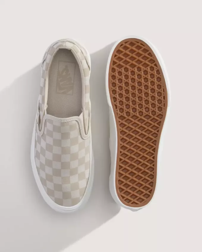 Klassischer Slip-On-Plateauschuh mit Schachbrettmuster Klassischer Slip-On-Plateauschuh mit Schachbrettmuster