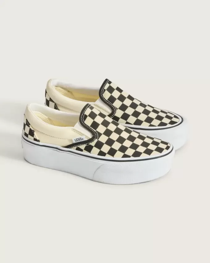 Klassischer Slip-On-Plateauschuh mit Schachbrettmuster Klassischer Slip-On-Plateauschuh mit Schachbrettmuster