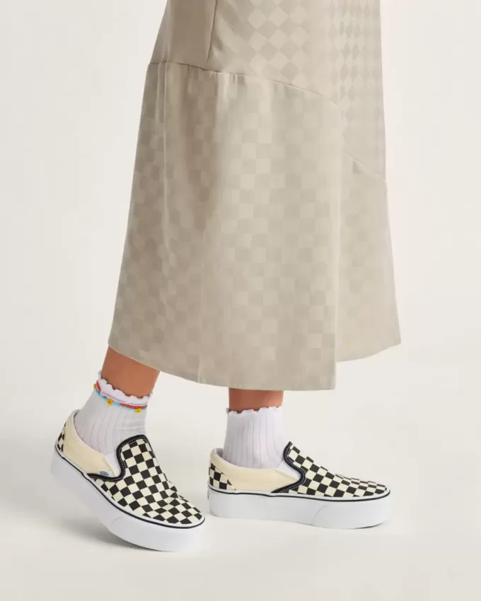 Klassischer Slip-On-Plateauschuh mit Schachbrettmuster Klassischer Slip-On-Plateauschuh mit Schachbrettmuster