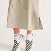Klassischer Slip-On-Plateauschuh mit Schachbrettmuster Klassischer Slip-On-Plateauschuh mit Schachbrettmuster