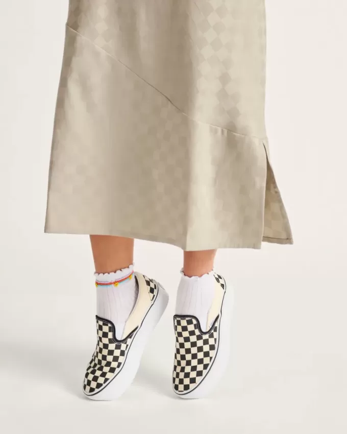 Klassischer Slip-On-Plateauschuh mit Schachbrettmuster Klassischer Slip-On-Plateauschuh mit Schachbrettmuster