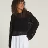 Mila – Kurzer Rundhalspullover mit offenem Strickmuster Mila – Kurzer Rundhalspullover mit offenem Strickmuster