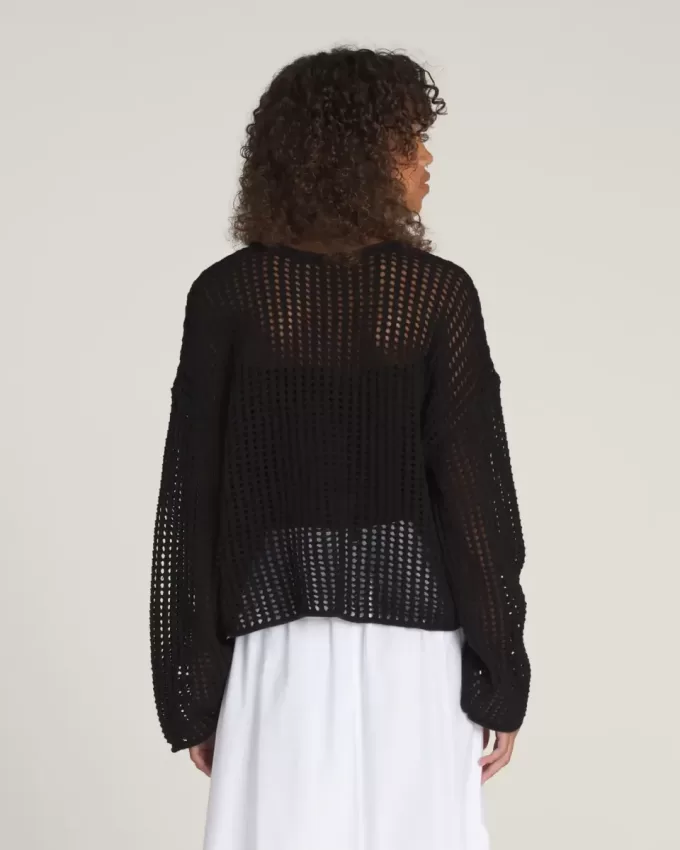 Mila – Kurzer Rundhalspullover mit offenem Strickmuster Mila – Kurzer Rundhalspullover mit offenem Strickmuster